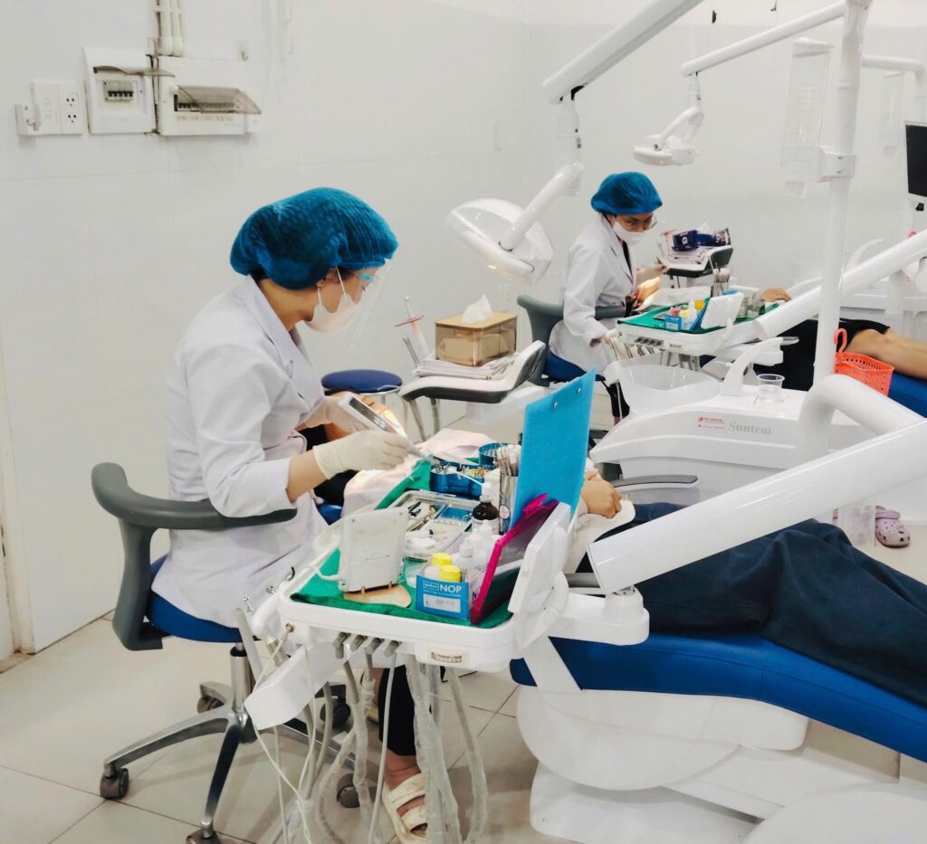 Trám răng sâu lỗ to 