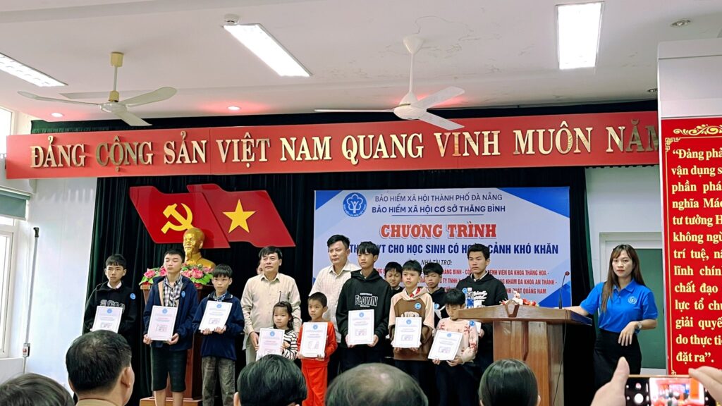 Tặng thẻ BHYT